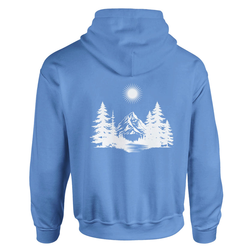 Unisex Hoodie in Carolina Blue mit spirituellem, hochwertigem Naturmotiv aus weißen Tannen und Berg, nachhaltiger.