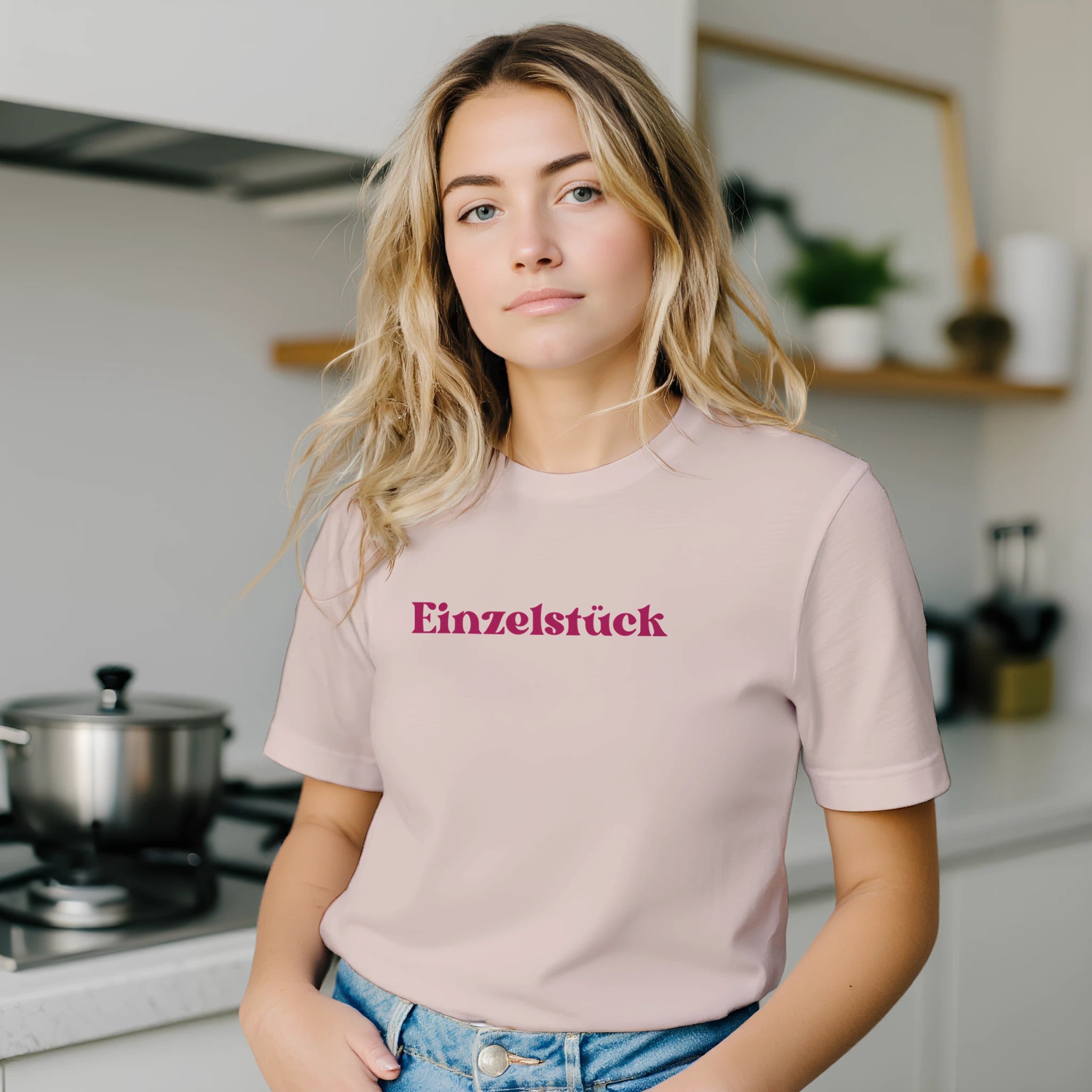 Unisex T-Shirt in sanftem Rosa mit hochwertigem Baumwollstoff und pinkem 