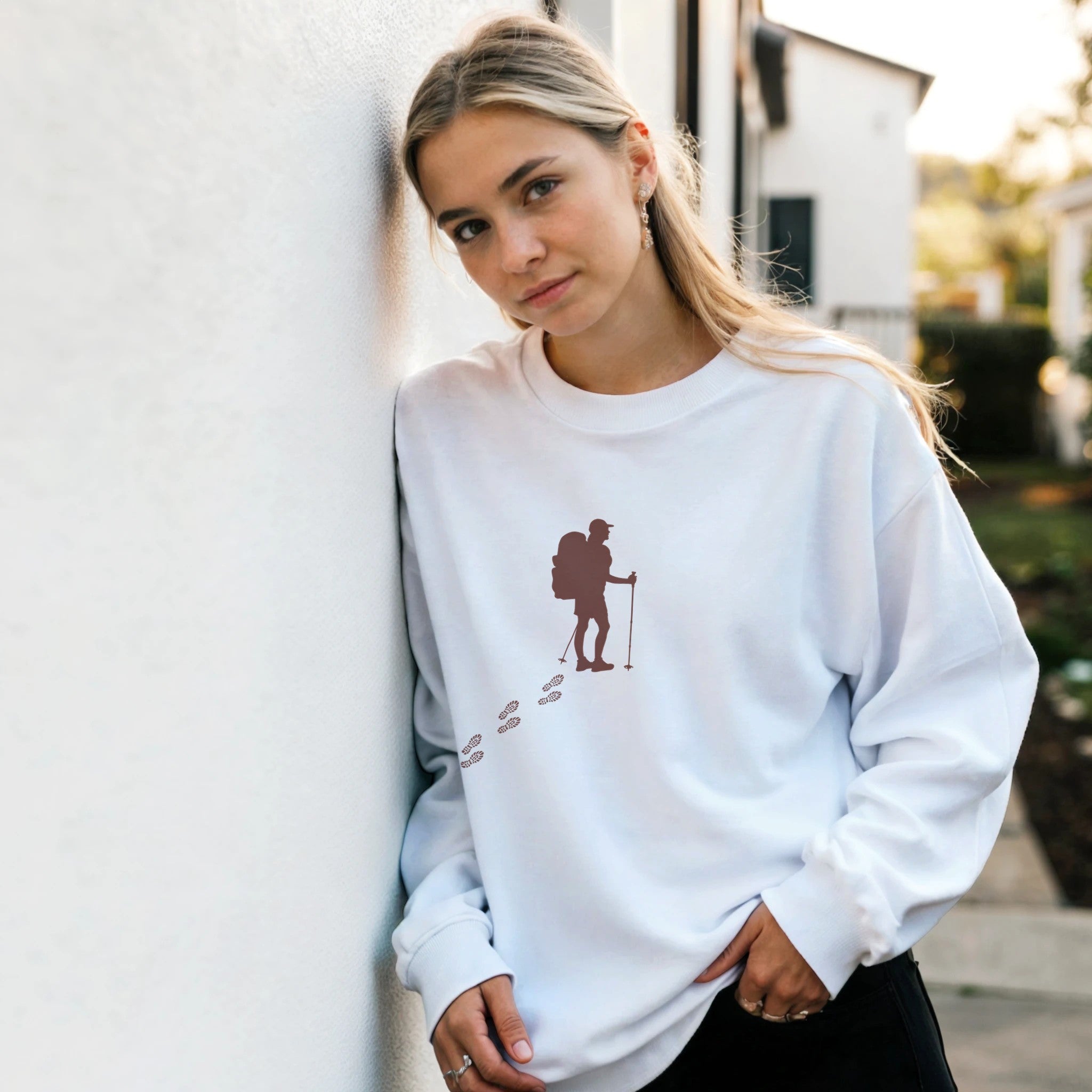 Weißer Wandern Pullover mit spirituellem Print Wanderer und Fußspuren, hochwertige Baumwoll-Polyester-Mischung,.