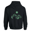 Schwarzer Unisex Hoodie aus hochwertigem Baumwoll-Polyester-Mix mit spirituellem Bergmotiv und grünem.