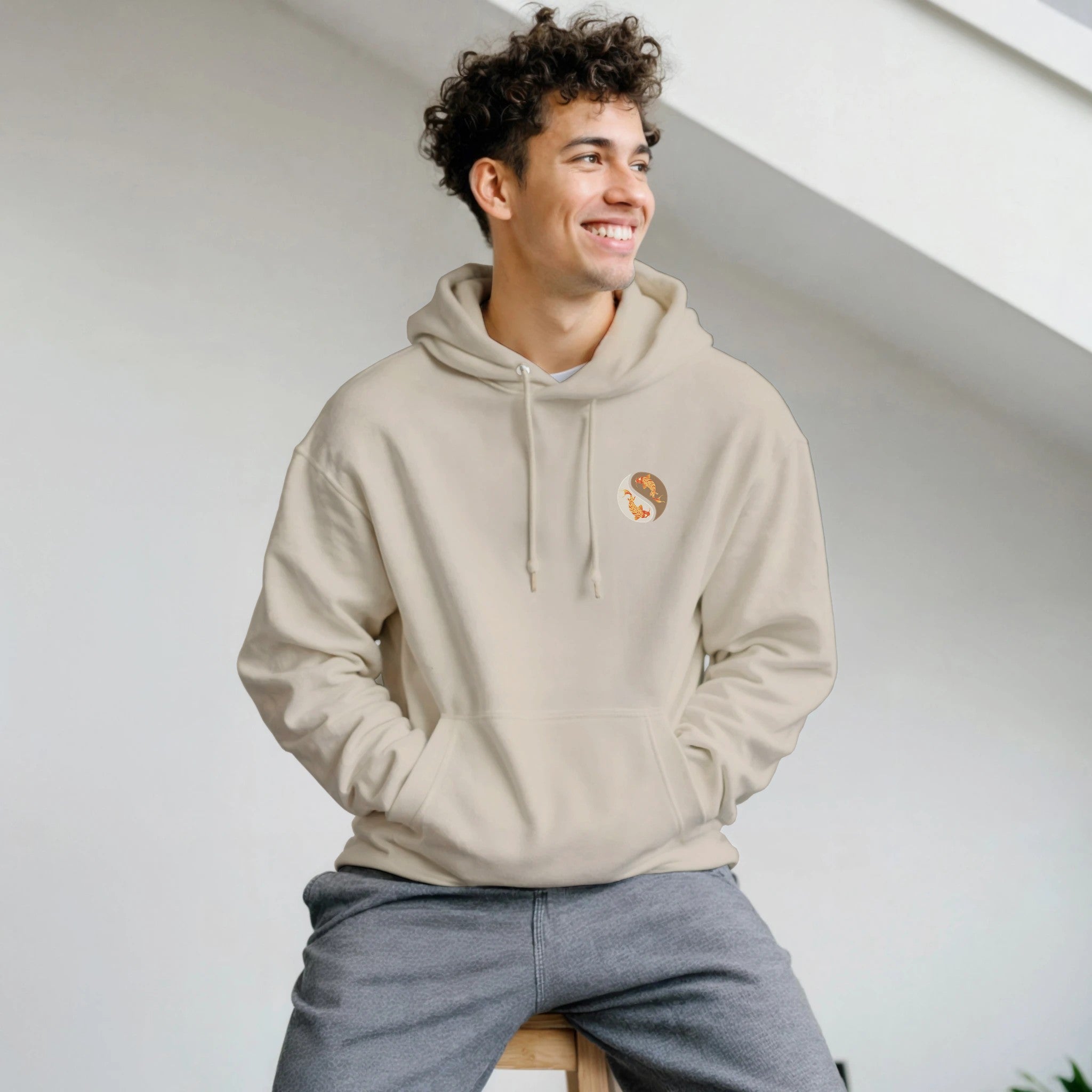 Koi Hoodie Orange mit kleinem Yin-Yang Frontdruck - Unisex Kapuzenpullover
