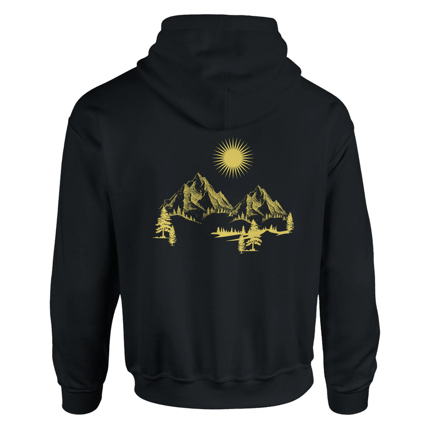 Schwarzer unisex Hoodie aus hochwertigem Baumwoll-Polyester-Mix mit spirituellem goldgelbem Bergmotiv und Sonne,.