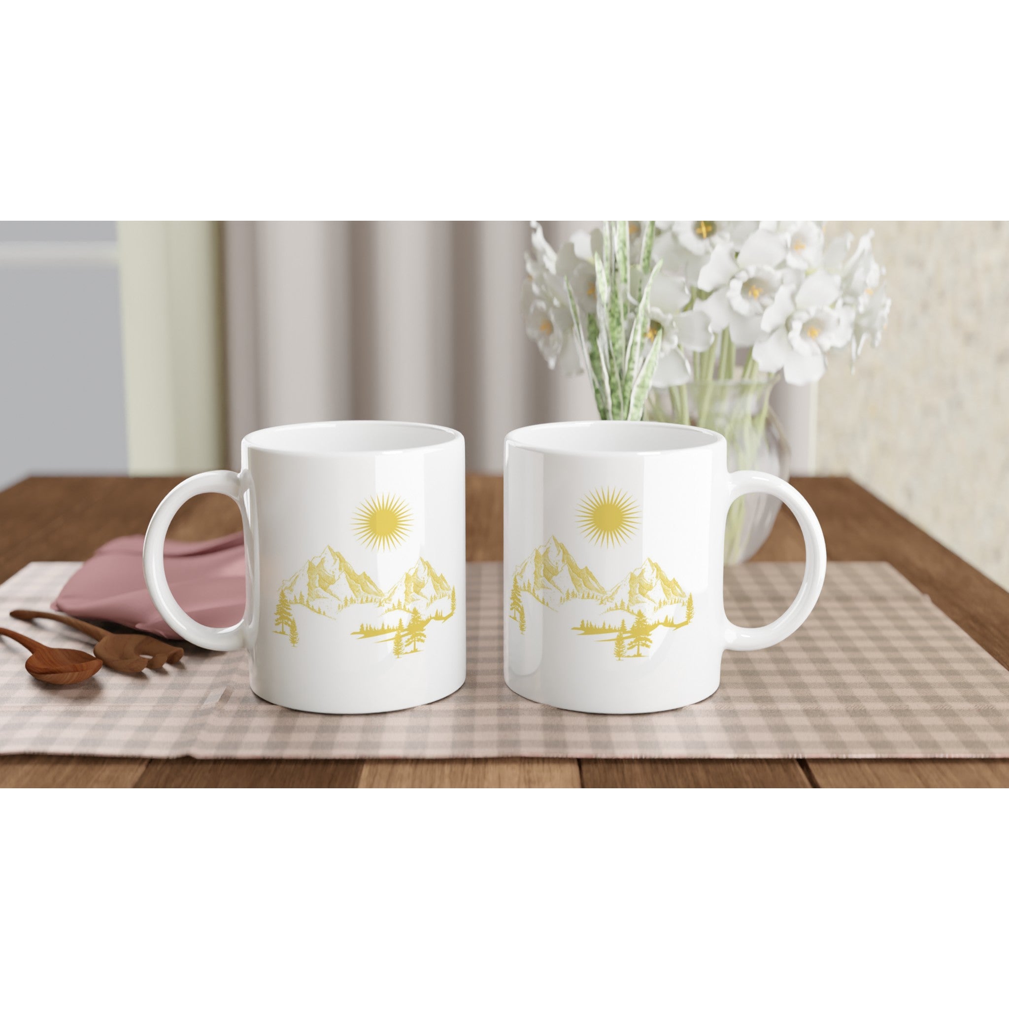 Weiße Keramiktasse mit gelbem Berg- und Waldprint, spirituell und nachhaltig, melaniesouldesign, hochwertig,.