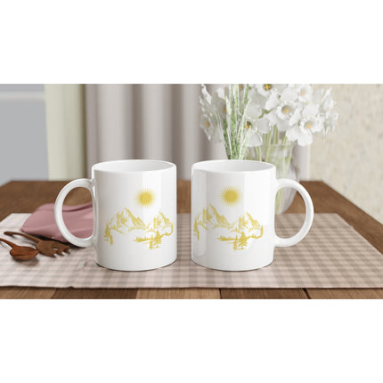 Weiße Keramiktasse mit gelbem Berg- und Waldprint, spirituell und nachhaltig, melaniesouldesign, hochwertig,.