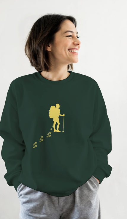 Unisex Pullover in Waldgrün mit spirituellem, gelbem Wanderer-Motiv, nachhaltige Baumwoll-Polyester-Mischung, hochwertig.