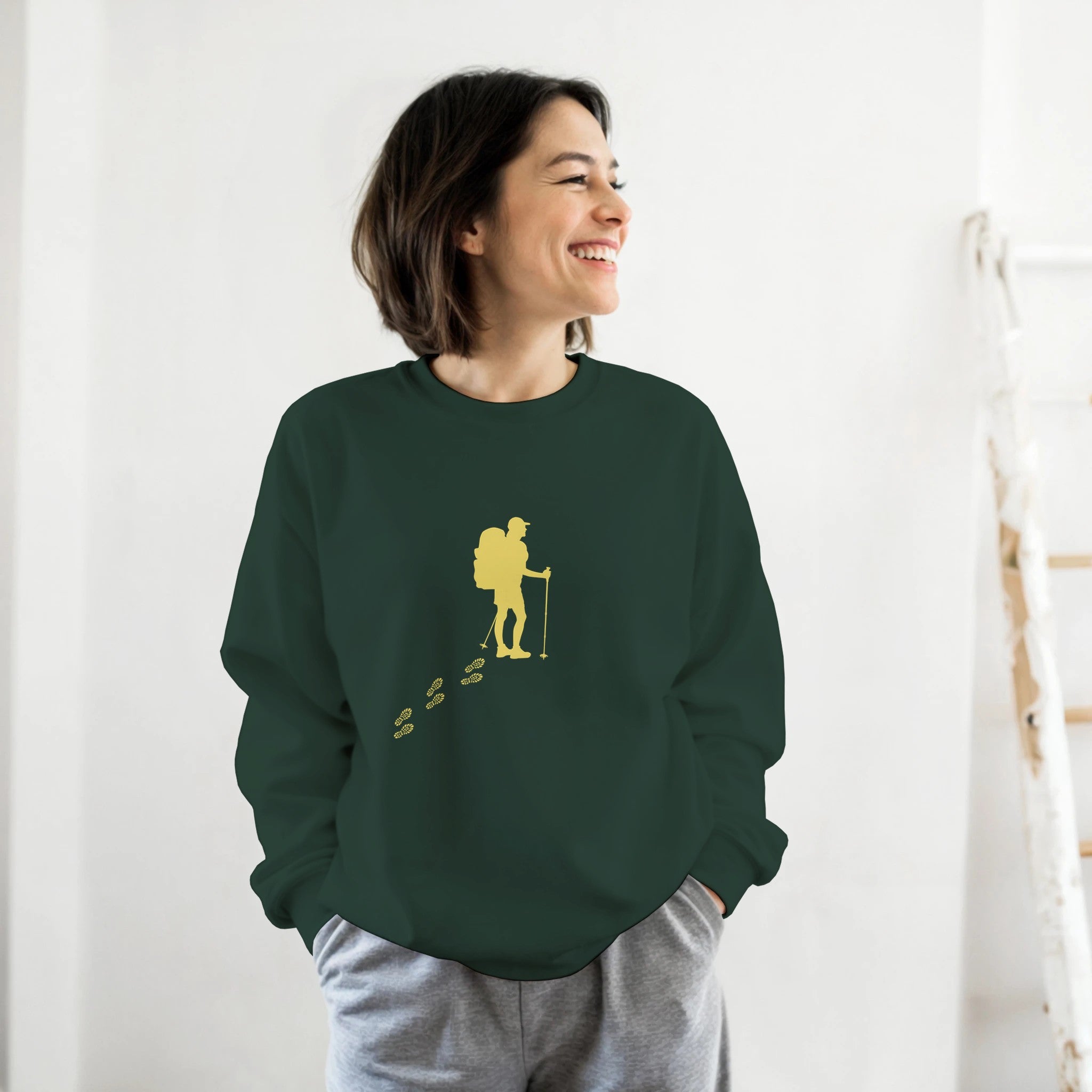 Unisex Pullover in Waldgrün mit spirituellem, gelbem Wanderer-Motiv, nachhaltige Baumwoll-Polyester-Mischung, hochwertig.