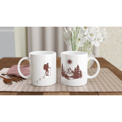 Nachhaltige Keramiktasse mit spirituellem braunem Wald- und Berg-Print, hochwertig, melaniesouldesign, Print-on-Demand,.