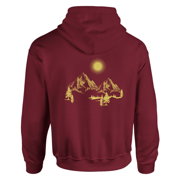 Unisex Hoodie in Dunklem Heidekraut mit spirituellem Bergmotiv und goldgelbem Sonnen-Print, nachhaltiger.