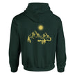 Dunkelgrüner Unisex-Hoodie aus hochwertigem Baumwoll-Polyester-Mix mit spirituellem Bergmotiv und Sonnenkreis, nachhaltig.