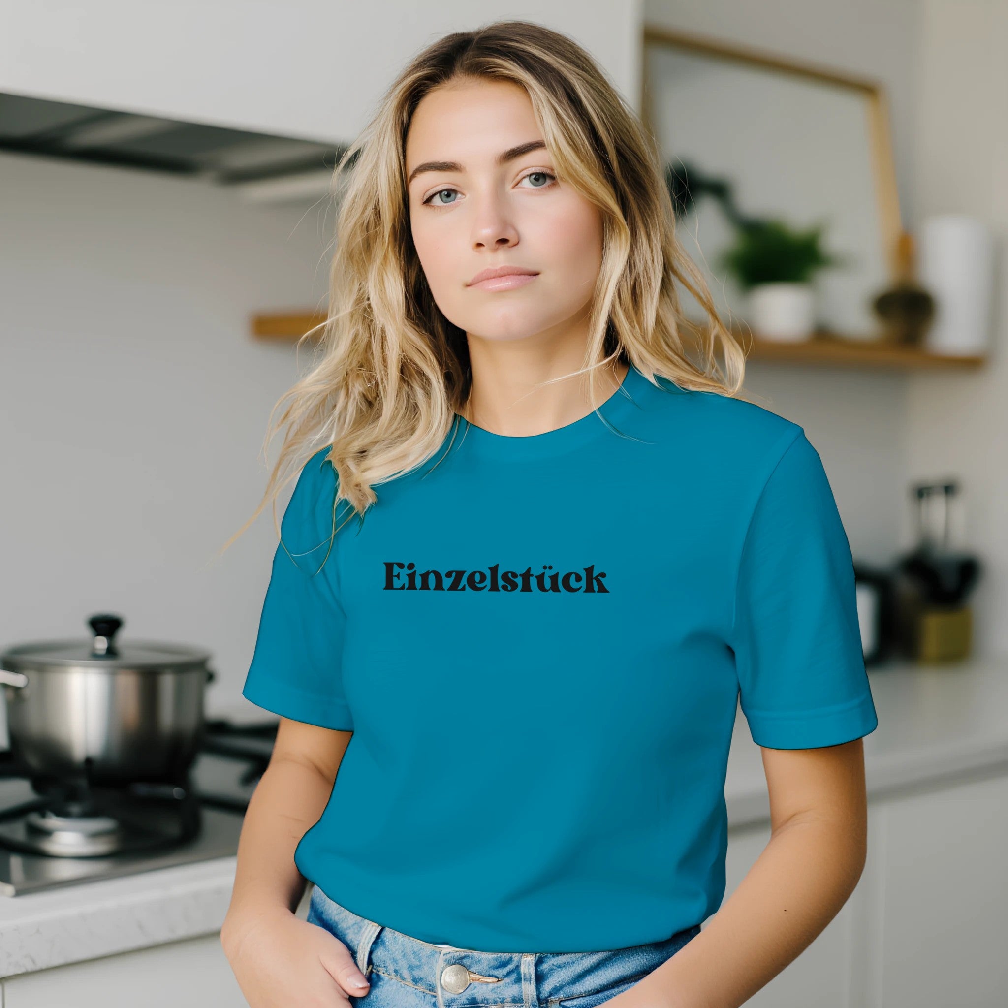 Unisex T-Shirt in Stahlblau aus hochwertiger Baumwolle mit spirituellem Einzelstück-Print von melaniesouldesign, nachhaltig.