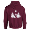 Unisex Hoodie in Kastanienbraun mit hochwertigem Baumwoll-Polyester-Mix und spirituellem, weißem Wald- und Bergmotiv von.