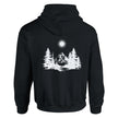Schwarzer Unisex Hoodie aus hochwertigem Baumwoll-Polyester-Mix mit spirituellem Print, weiße Berge, Tannen und strahlende.